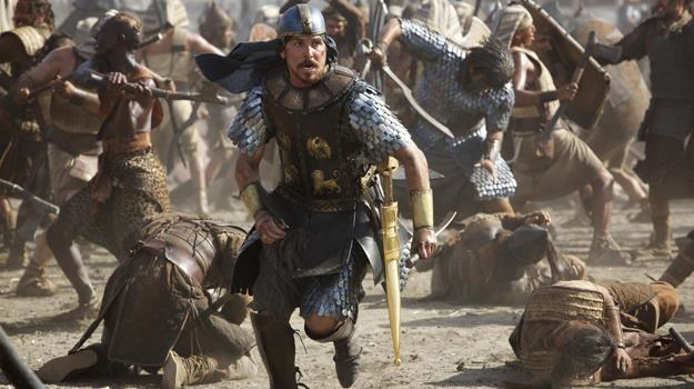 Christian Bale w scenie z filmu "Exodus: Bogowie i królowie" /materiały prasowe