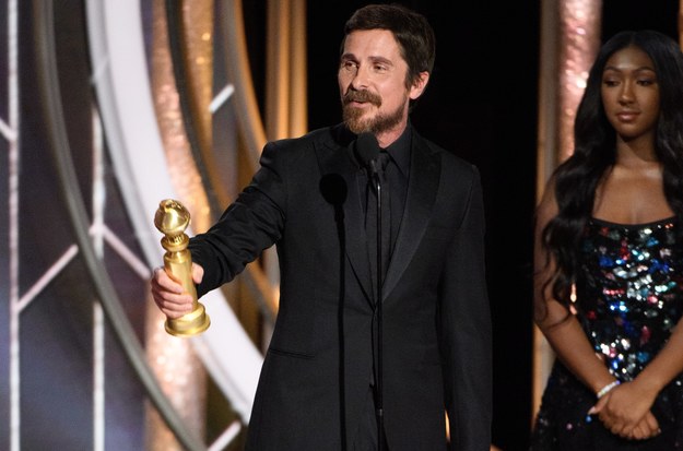 Christian Bale ze statuetką /HFPA / HANDOUT /PAP/EPA