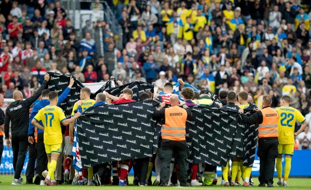 Christian Eriksen nagle upadł na murawę. Piłkarz zabrał głos ws. stanu zdrowia