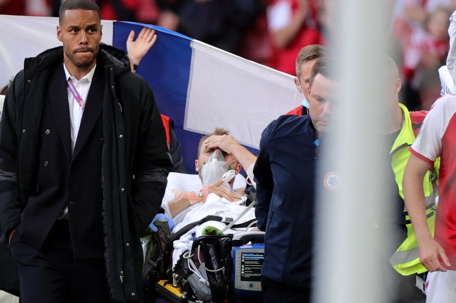 Christian Eriksen znoszony z boiska / 	FRIEDEMANN VOGEL / POOL /PAP/EPA