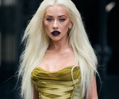 Christina Aguilera pozuje na premierze musicalu "Burlesque". "Wygląda jak 20 lat temu"