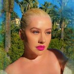 Christina Aguilera topless. Odtwarza zdjęcie z okładki znanego albumu
