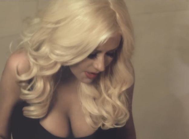 Christina Aguilera w klipie "Hoy Tengo Ganas De Ti" /