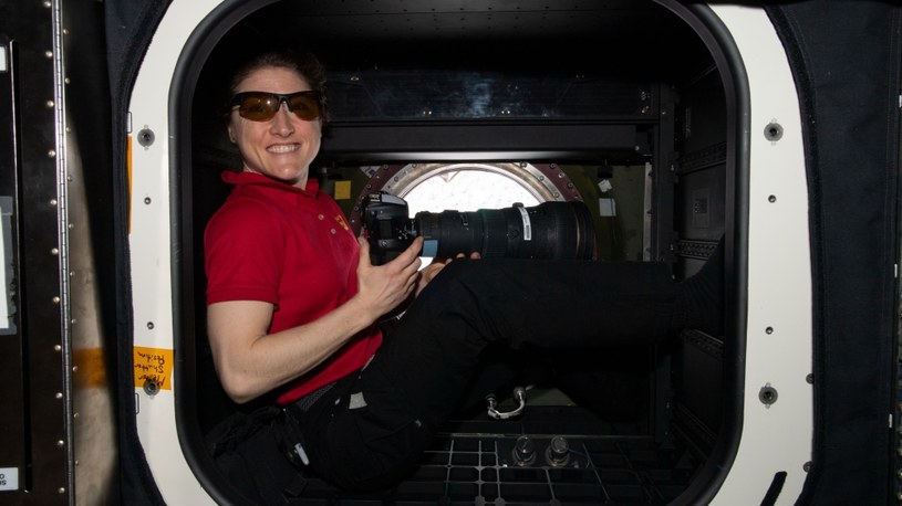 Christina Koch podczas fotografowania Ziemi przez okno modułu Destiny ISS /NASA /Materiały prasowe