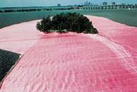 Christo, Opakowane wyspy: 11 wysp na wybrzeżu Florydy pokrytych folią polipropylenową (600 tys. m /Encyklopedia Internautica