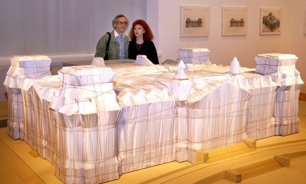 Christo z żoną przed makietą "opakowanego" Reichstagu /PEER GRIMM /PAP/EPA