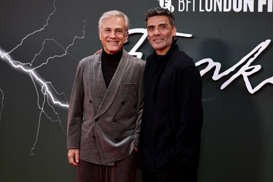 Christoph Waltz i Oscar Isaac na premierze nominowanego do Złotych Globów filmu "Frankenstein" /HENRY NICHOLLS/AFP/East News /East News