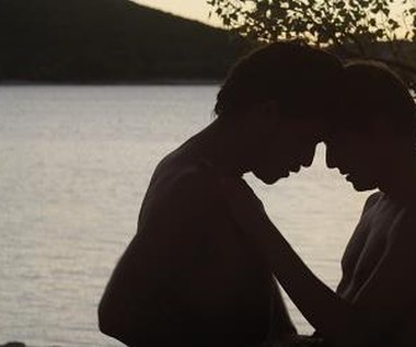 Christophe Paou i Pierre de Ladonchamps w scenie z filmu "Nieznajomy nad jeziorem"