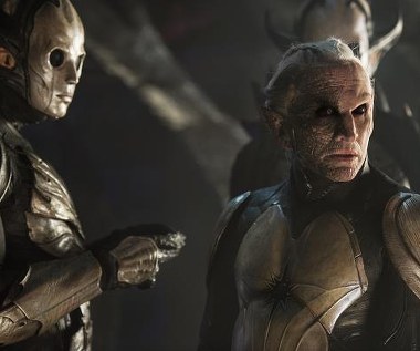 Christopher Eccleston w scenie z filmu "Thor: Mroczny świat"