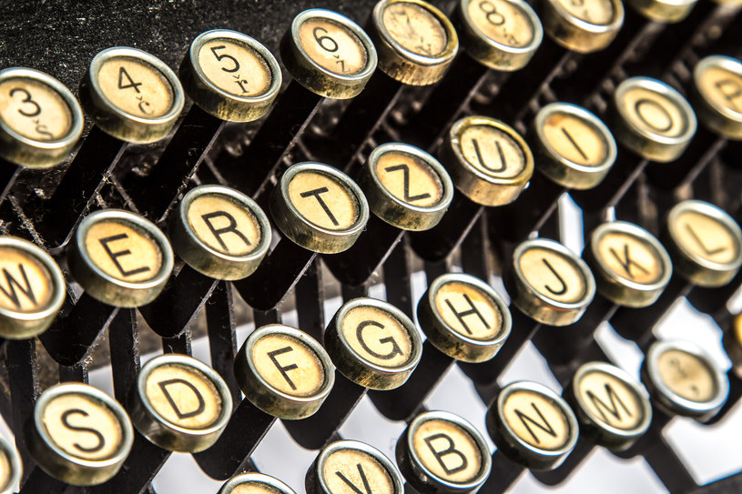 Christopher Latham Sholes stworzył pierwszą, skomercjalizowaną maszynę do pisania /123RF/PICSEL