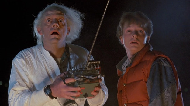 Christopher Lloyd i Michael J. Fox w scenie z filmu "Powrót do przyszłości" /materiały prasowe