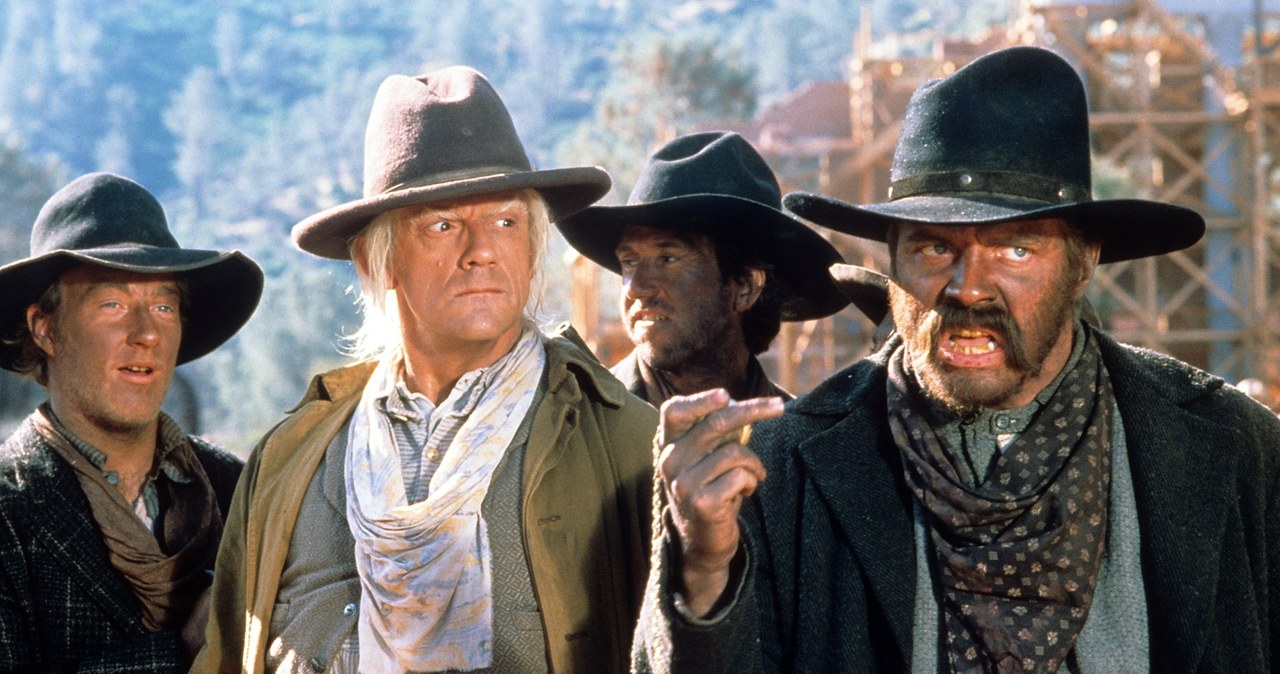 Christopher Lloyd i Thomas F. Wilson w filmie "Powrót do przyszłości III" /Universal Pictures / Handout /Getty Images