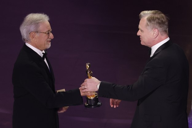 Christopher Nolan odbiera Oscara z rąk Stevena Spielberga /CAROLINE BREHMAN /PAP/EPA