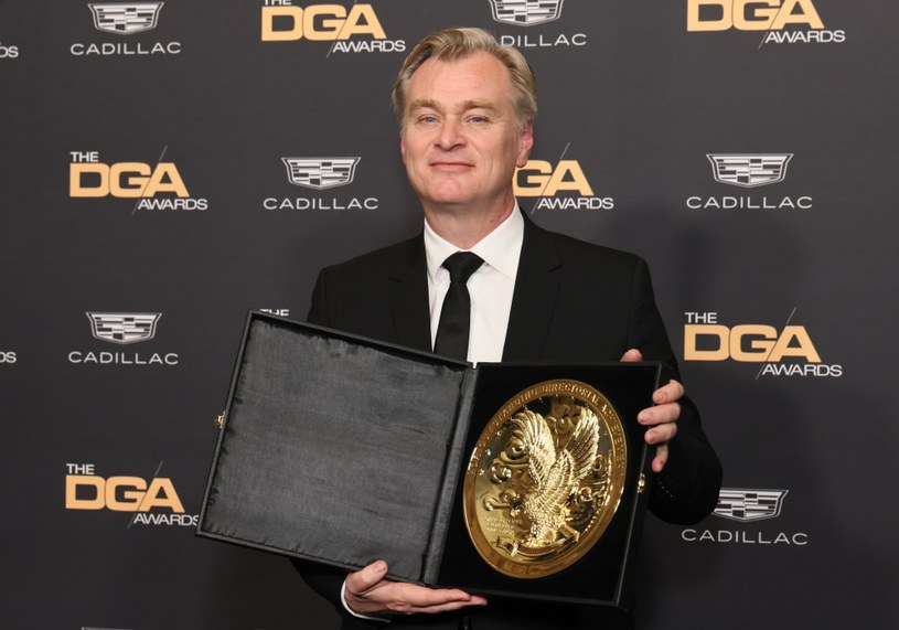 Christopher Nolan z nagrodą Gildii Reżyserów Filmowych za "Oppenheimera" /Rodin Eckenroth / Stringer /Getty Images