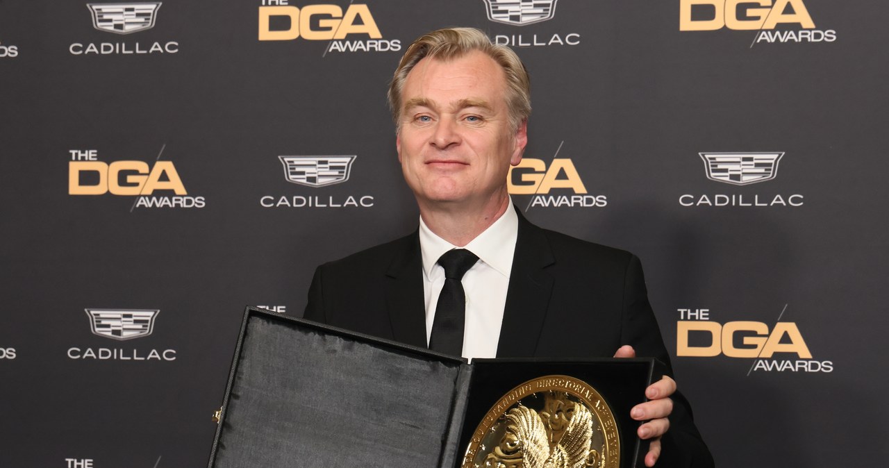 Christopher Nolan z nagrodą Gildii Reżyserów Filmowych za "Oppenheimera" /Rodin Eckenroth / Stringer /Getty Images