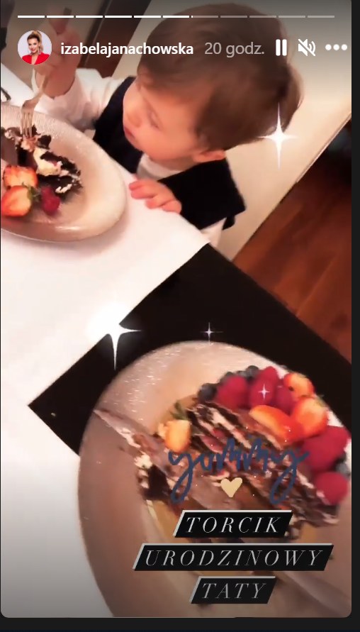 Christopher zajadał się pysznym urodzinowym tortem taty. Zdjęcie pochodzi z - https://www.instagram.com/izabelajanachowska/?hl=pl /Instagram/izabelajanachowska /Instagram