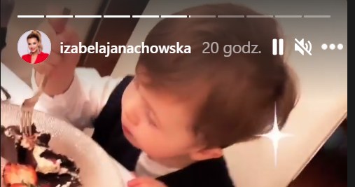 Christopher zajadał się pysznym urodzinowym tortem taty. Zdjęcie pochodzi z - https://www.instagram.com/izabelajanachowska/?hl=pl /Instagram/izabelajanachowska /Instagram