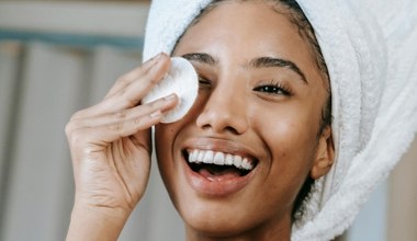 Chroń brwi przy demakijażu i wprowadź delikatną technikę. To odżywienie zapobiegnie wypadaniu