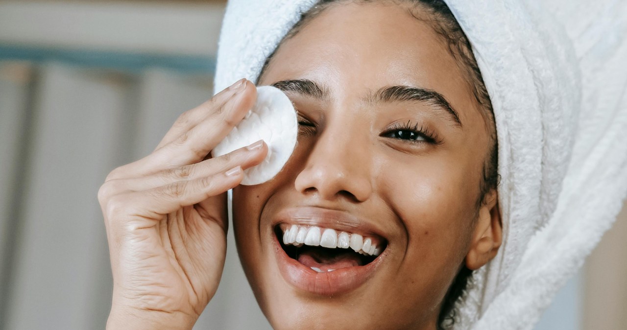 Chroń brwi przy demakijażu wprowadź delikatną technikę i odżywienie /Sora Shimazaki /pexels.com