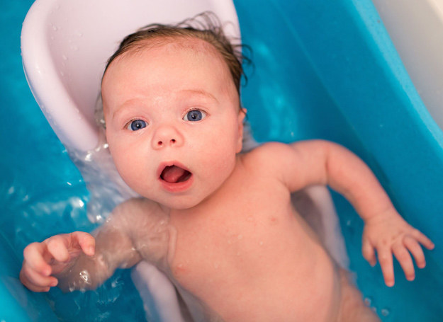 Chroń buzię dziecka przed zachlapaniem wodą - to właśnie z tego powodu maluchy tak nie lubią mycia głowy. /123RF/PICSEL