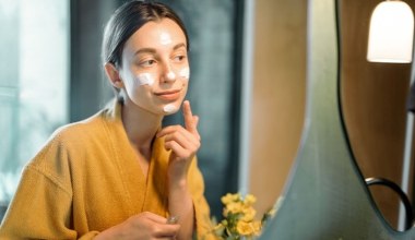 Chroń cerę zimą kremem okluzyjnym. Tak go nakładaj, a nie zapcha porów