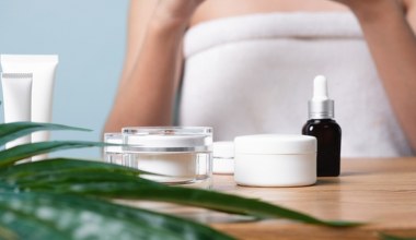 Chroń skórę i rozdziel retinol, kwasy i witaminę C w rutynie. Tak zrobisz to bez podrażnień