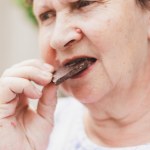 Chroni przed demencją i wspiera mózg. Wystarczy kawałek dziennie