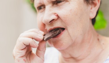 Chroni przed demencją i wspiera mózg. Wystarczy kawałek dziennie