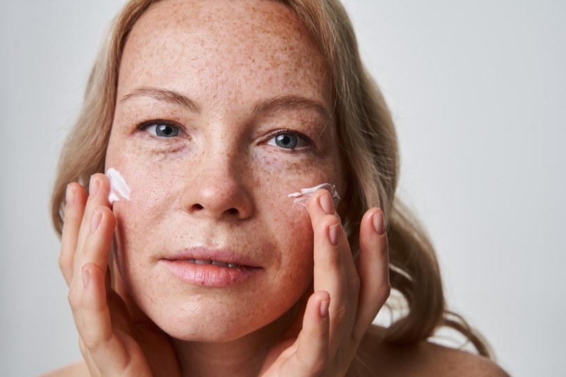 Chroni skórę podczas upału przez 8 godzin. Wybierz ten z dopiskiem "50"