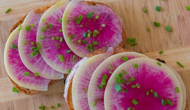 Chrup często, bo przyspiesza przemianę materii. Do tego dobrze działa na wzrok, włosy i paznokcie