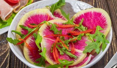 Chrup jako przekąskę, dodawaj do sałatek lub ciężkostrawnych potraw. Poprawia wzrok, chroni wątrobę i serce