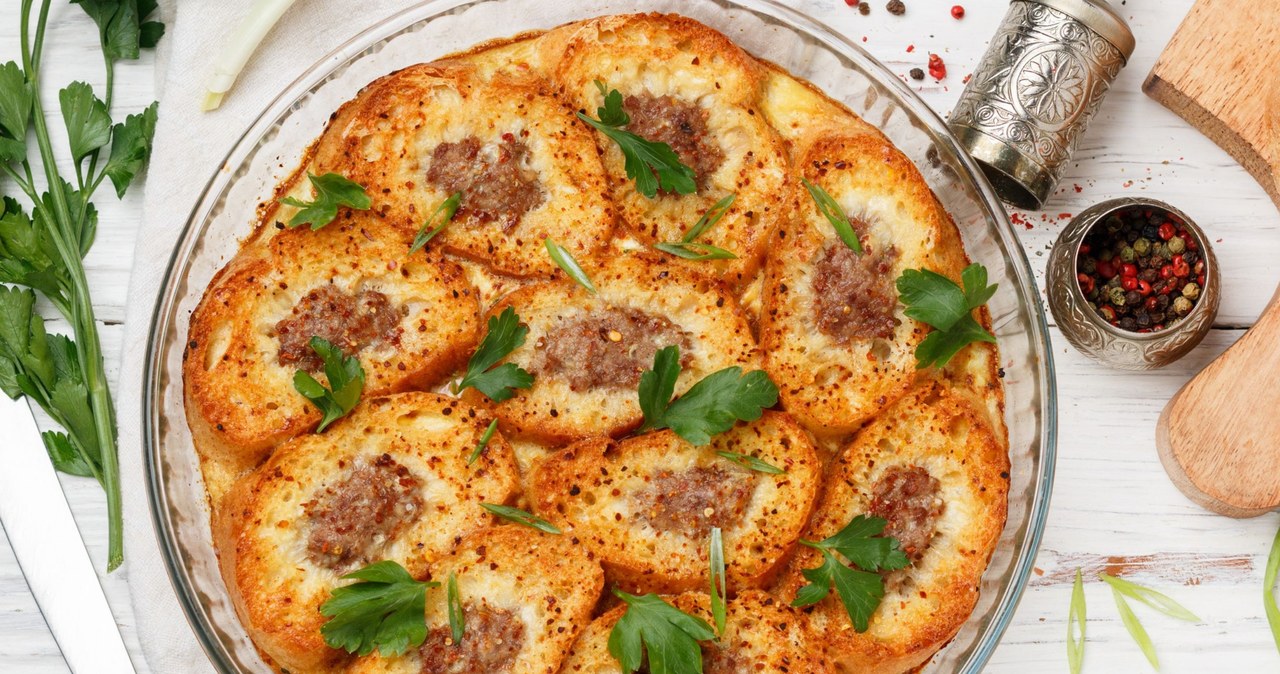 Chrupiąca bagietka z wyrazistą kaszanką to pyszna propozycja na imprezowy stół /vvlavanda /123RF/PICSEL