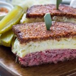 Chrupiąca, gorąca buła z ciągnącym się serem. Ruben po brzegi wypycha soczyste mięso