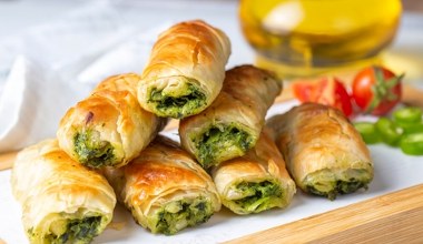 Chrupiąca przekąska ze szpinakowym farszem. Zrób na kolację lub przyjęcie 
