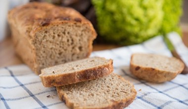 Chrupiąca skórka i miękki środek. Prosty przepis na idealny chleb żytni
