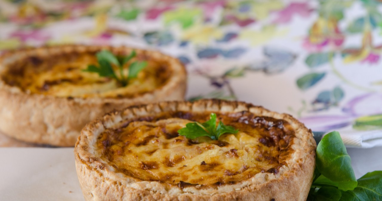 Chrupiąca tarta z jajeczno-śmietanowym nadzieniem w stylu francuskiego quiche /acongar /123RF/PICSEL