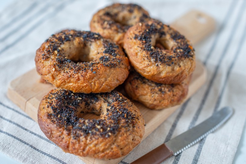 Chrupiące bajgle na weekendowe śniadanie. Smakują jak z najlepszej pierkarni