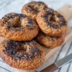 Chrupiące bajgle na weekendowe śniadanie. Smakują jak z najlepszej pierkarni 