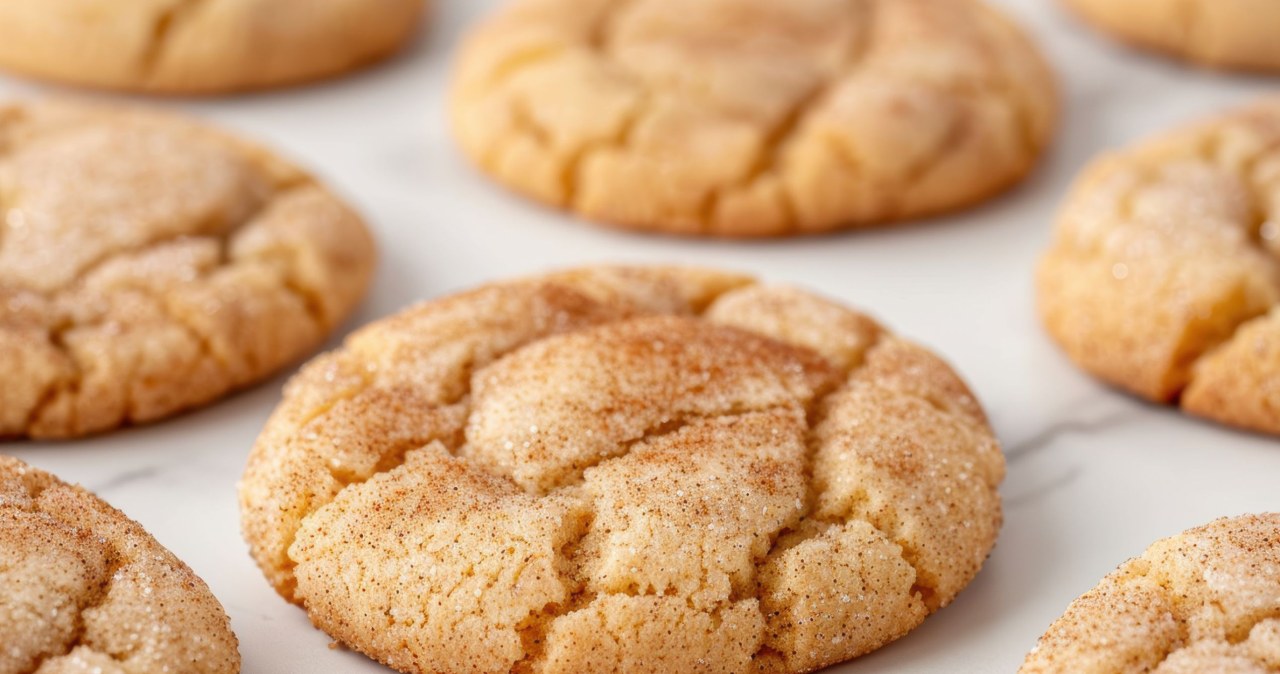 Chrupiące ciasteczka cynamonowe to pyszny deser na podwieczorek jesienią lub zimą /xanthius /123RF/PICSEL