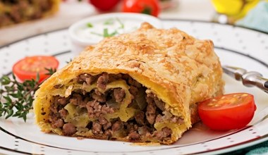 Chrupiące ciasto, aromatyczny farsz. Ten strudel z mięsem mielonym jest wybitny