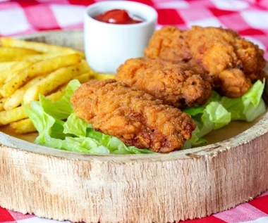 Chrupiące kąski z kurczaka jak z fast foodu. Znikają ze stołu w kilka minut