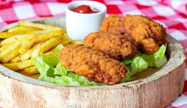 Chrupiące kąski z kurczaka jak z fast foodu. Znikają ze stołu w kilka minut