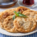 Chrupiące, okrągłe pierożki z mięsem mielonym. Przepis na Prostaczki