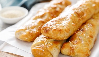 Chrupiące pierożki z jajecznym farszem. Przekąska, którą możesz zjeść o każdej porze