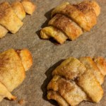 Chrupiące z zewnątrz i mięciutkie w środku rogaliki proteinowe. Idealne, gdy na diecie masz ochotę na słodkie