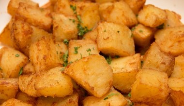 Chrupiące ziemniaki na niedzielny obiad. Przygotuj je tak, jak robią to Brytyjczycy 
