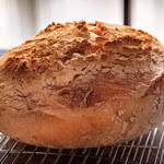 Chrupiący i smaczniejszy niż ze sklepu. Przepis na cebulowy chleb z gara