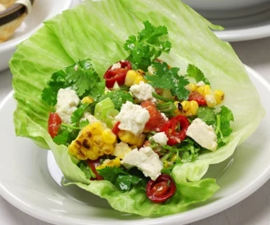 Chrupie aż miło i ma lekko słodki smak. Osoby na diecie używają jej zamiast chleba, dostarcza witamin