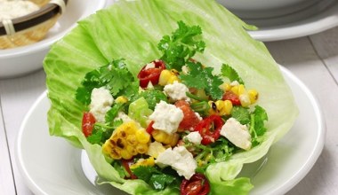 Chrupie aż miło i ma lekko słodki smak. Osoby na diecie używają jej zamiast chleba, dostarcza witamin