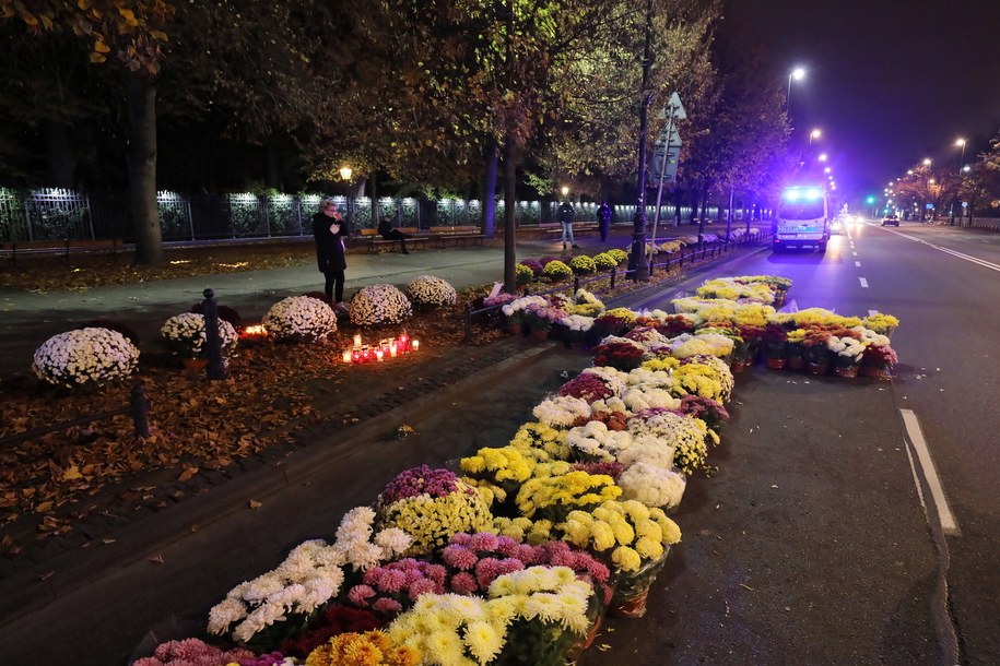 Chryzantemy ułożone w kształt krzyża przed kancelarią premiera blokujące jeden pas jezdni /Paweł Supernak /PAP